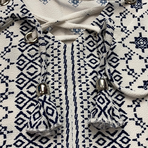 sunny leigh Cream & Navy Top Size: Large - Picture 15 of 17